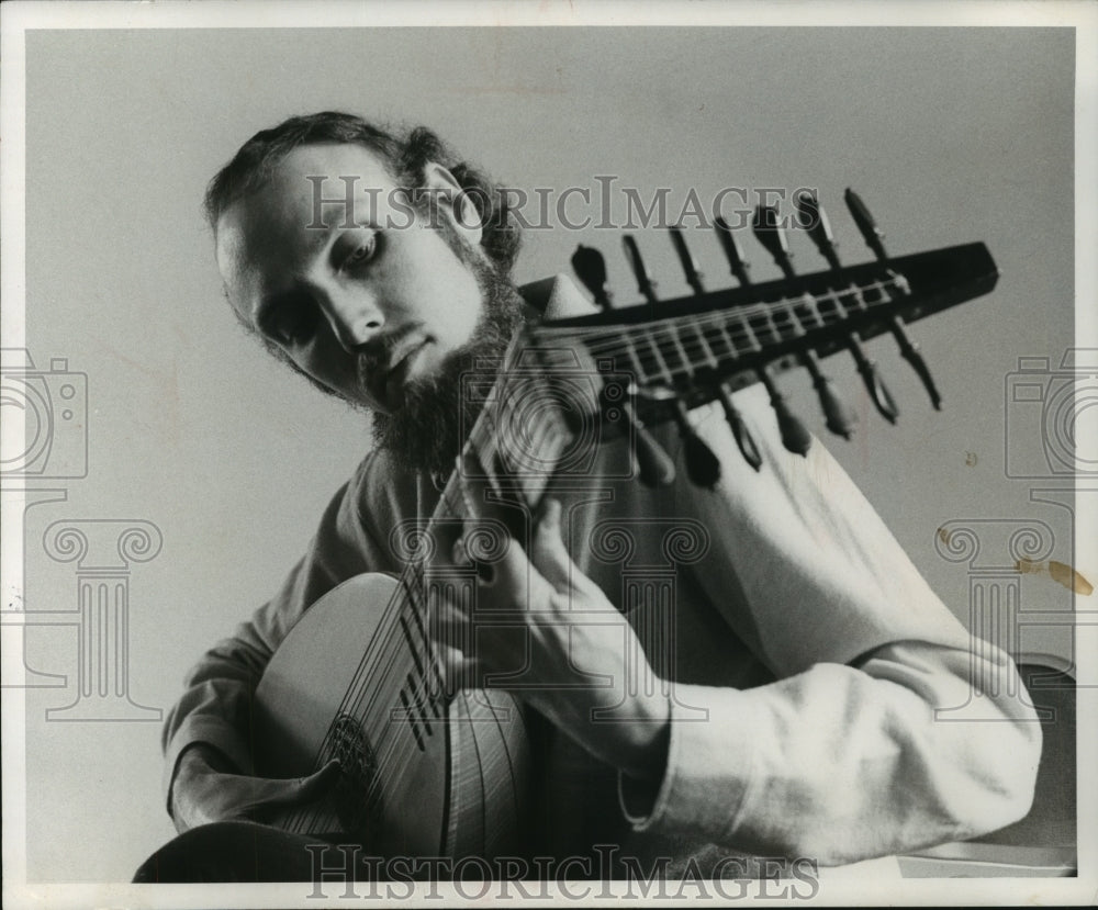 1974, Michael Jaffee, lutanist musician - Historic Images
