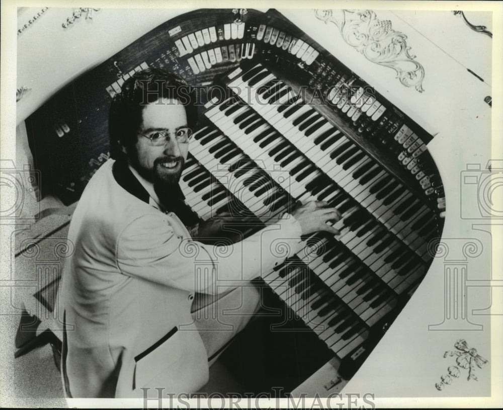 1981 Press Photo Dennis James will perform on the Riverside organ, Milwaukee - Historic Images