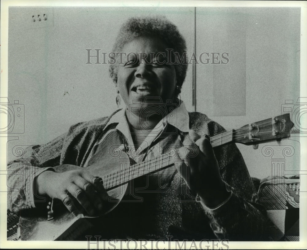 1985 Press Photo Singer Ella Jenkins With Guitar - mjp29953 - Historic Images