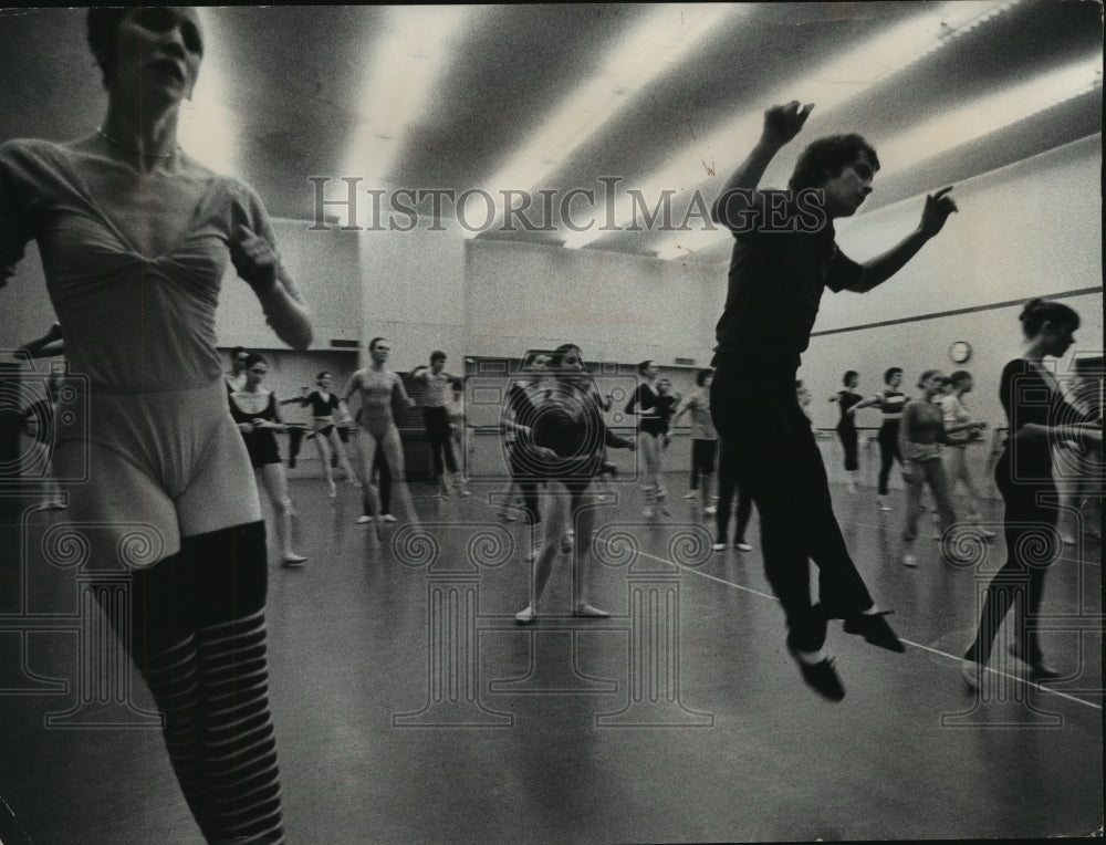 1977 Press Photo Milwaukee Ballet dancers have daily classes and workouts-Historic Images