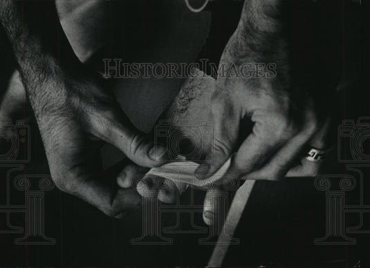 1977 Press Photo Milwaukee Ballet dancers must tape injuries before performances - Historic Images