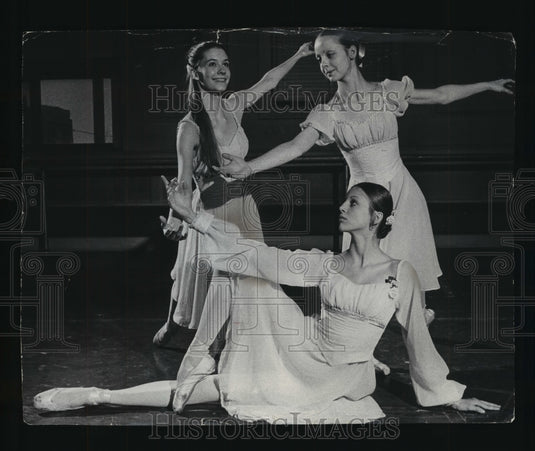 1975, Milwaukee Ballet Company youths rehearses "In the Mists" - Historic Images