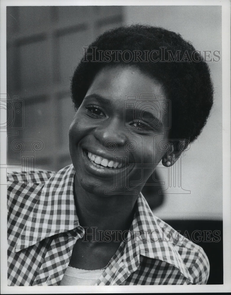 1975 Press Photo Actress Dwan Smith. - Historic Images