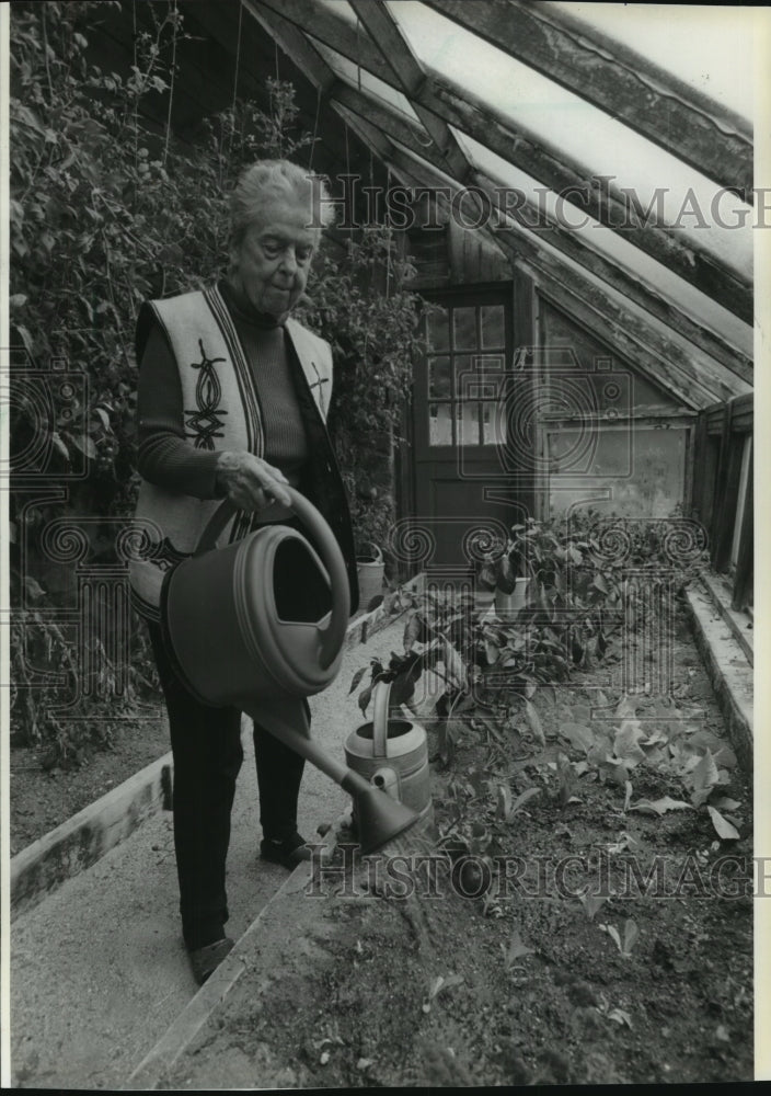 1992 Press Photo Helen Nearing waters plants in her Harborside, Maine greenhouse - Historic Images