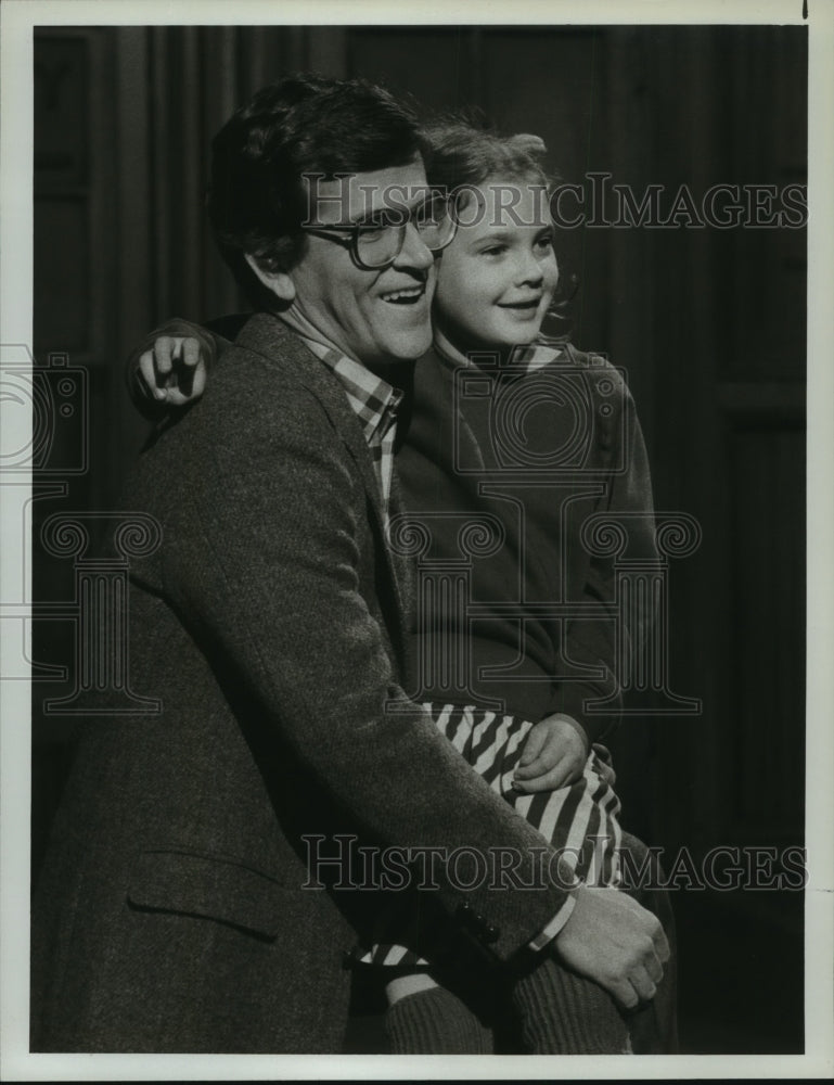 1983 Press Photo Drew Barrymore &amp; Tim Kazurinsky host &quot;Saturday Night Live&quot; - Historic Images