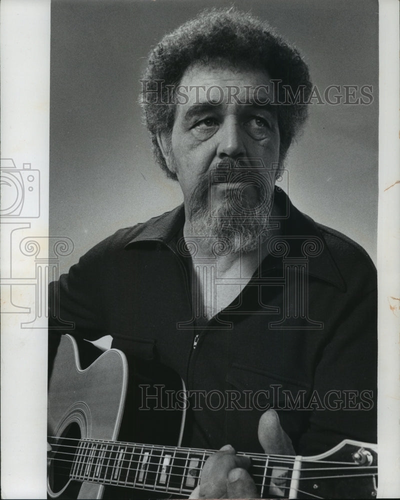 1978 Press Photo Larry Penn Plays Guitar - mjp30130-Historic Images
