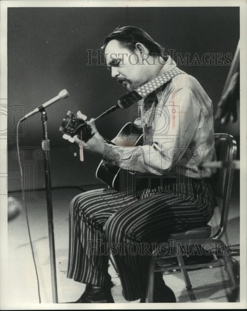 1971, Folk singer Larry Penn - Historic Images
