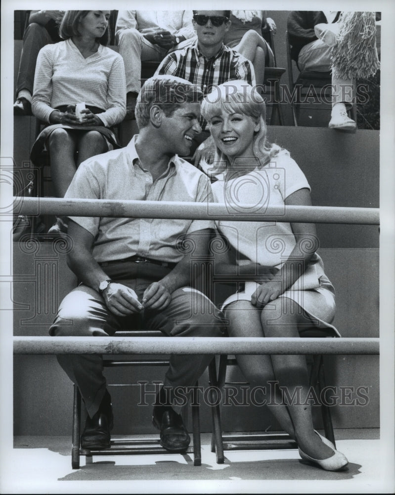 1966 Press Photo Dick Kallman & Linda Foster in "Hank" - Historic Images