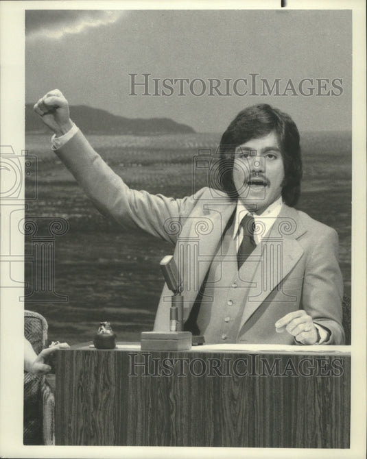 1976, Freddie Prinze is guest host on "The Tonight Show" - mjp30347 - Historic Images