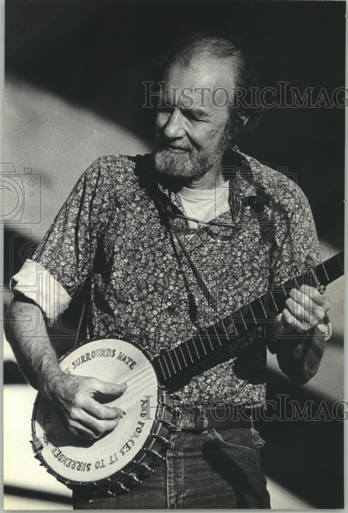 1980 Press Photo Pete Seeger Performs On The Summerfest Main Stage - mjp30457 - Historic Images