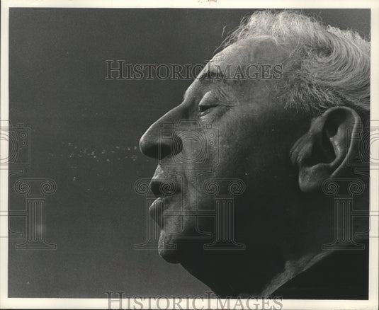 1971 Press Photo Pianist Arthur Rubinstein Arriving in Milwaukee, Wisconsin - Historic Images