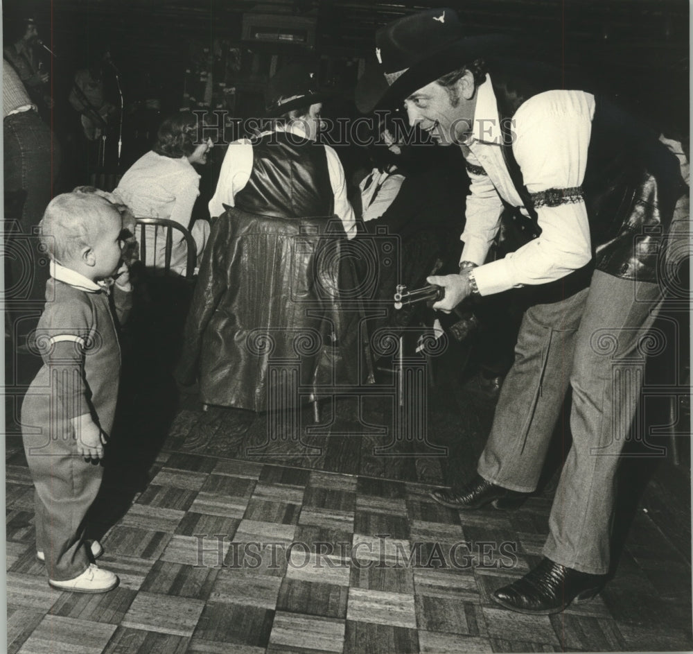 1981, A toddler confronts Pinnacle Peak head honcho, Jim Knodl - Historic Images