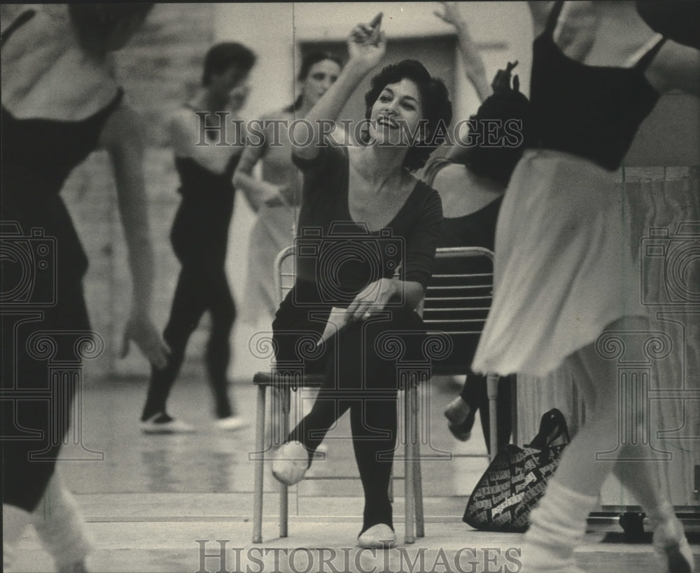 1985 Press Photo Brunilda Ruiz leads rehearsal, Milwaukee Ballet Company - Historic Images