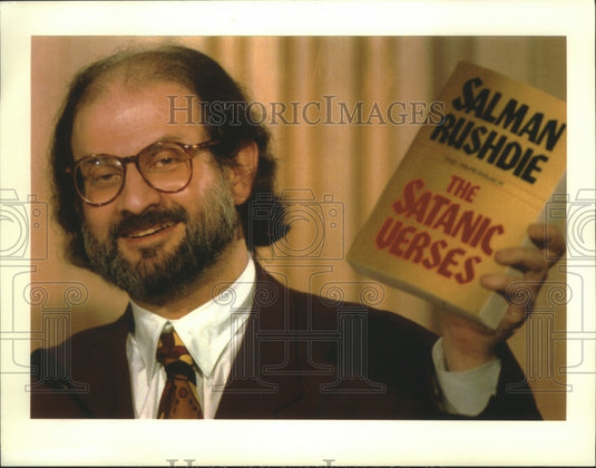 1992, Salman Rushdie with new paperback version of "Satanic Verses" - Historic Images