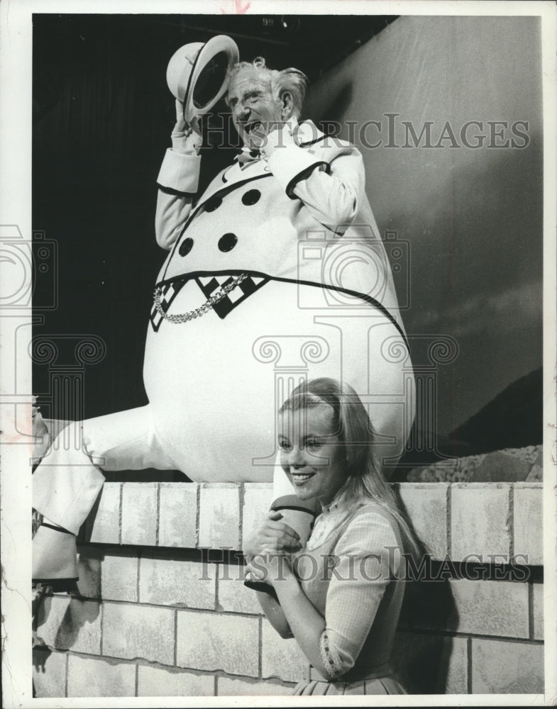 1966, Judi Rolin & Jimmy Durante in "Alice Through the Looking Glass" - Historic Images