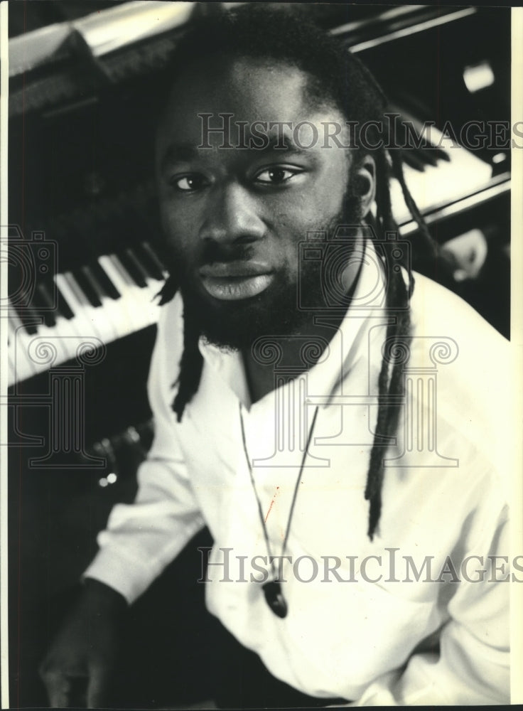 1993 Press Photo Awadagin Pratt, classical pianist in his New York apartment.- Historic Images