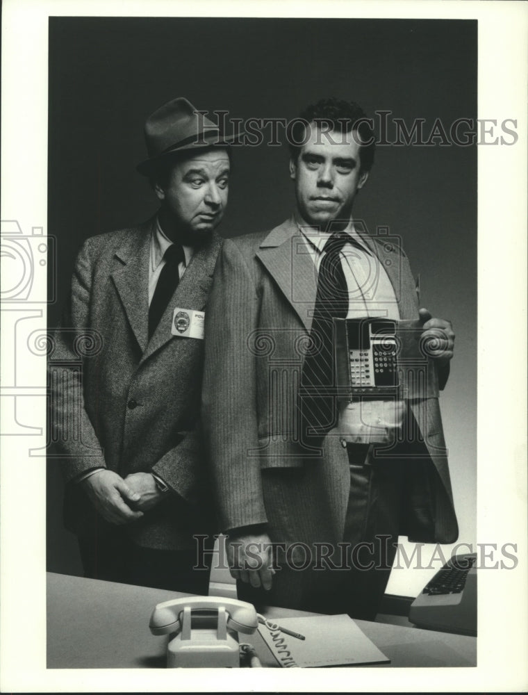 1977 Press Photo Actors John Schuck &amp; Richard Shull in &quot;Holmes and Yoyo&quot; on ABC - Historic Images