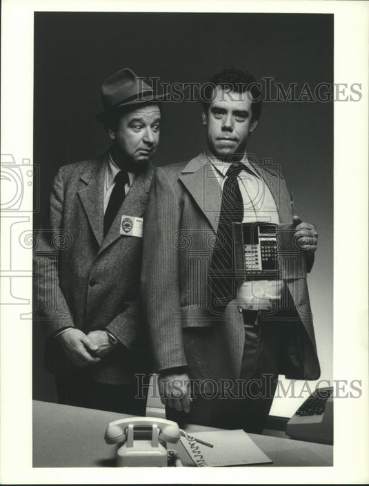 1977 Press Photo Actors John Schuck & Richard Shull in "Holmes and Yoyo" on ABC - Historic Images