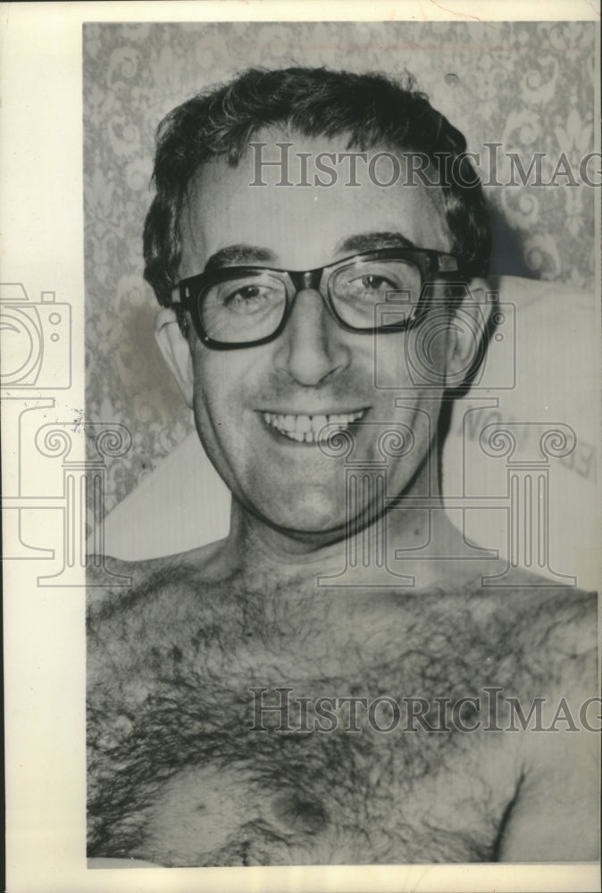 1964, British Comedian Peter Sellers at a Hollywood hospital, USA - Historic Images