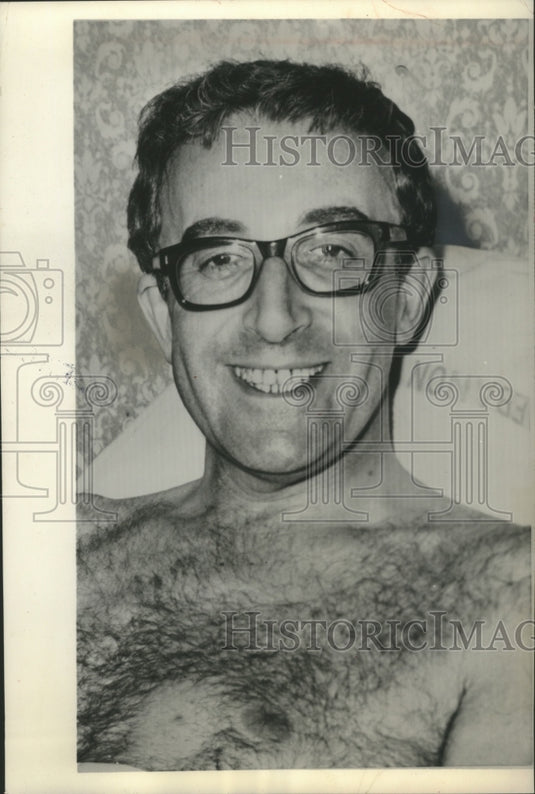 1964, British Comedian Peter Sellers at a Hollywood hospital, USA - Historic Images