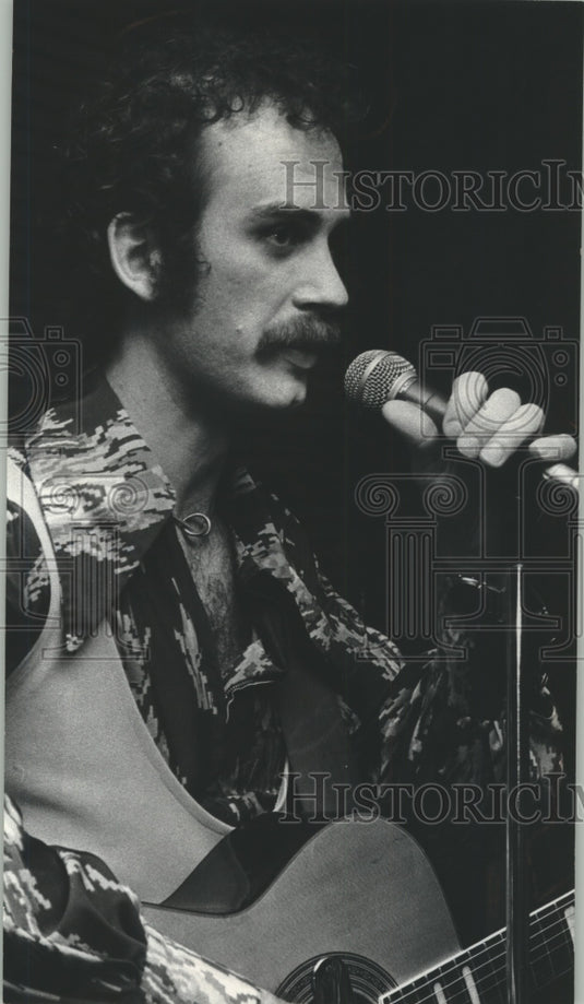 1978 Press Photo Singer David E.W. Ruka "The epitome of a one man show." - Historic Images