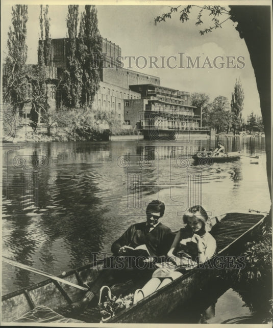 Press Photo The Royal Shakespeare Theatre on River Avon in Warwickshire, England - Historic Images