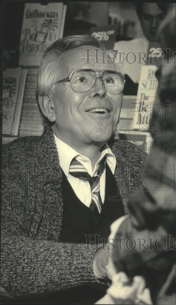 1986 Press Photo Reverend Robert Schuller Signing Copies of His New Book - Historic Images