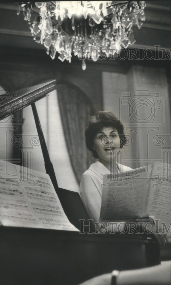 1960, Singer Roberta Peters rehearsed at Pfister hotel - Historic Images