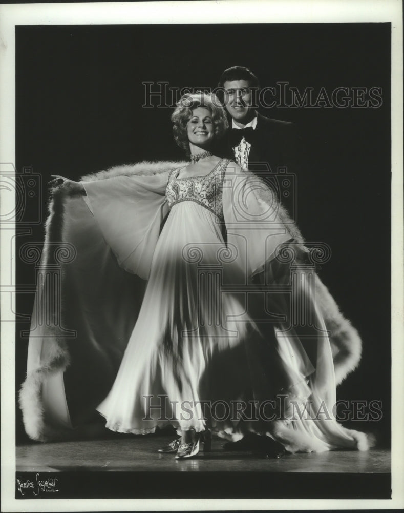 1972 Press Photo The Pollays, Lou &amp; Jeriann, singers performing - Historic Images