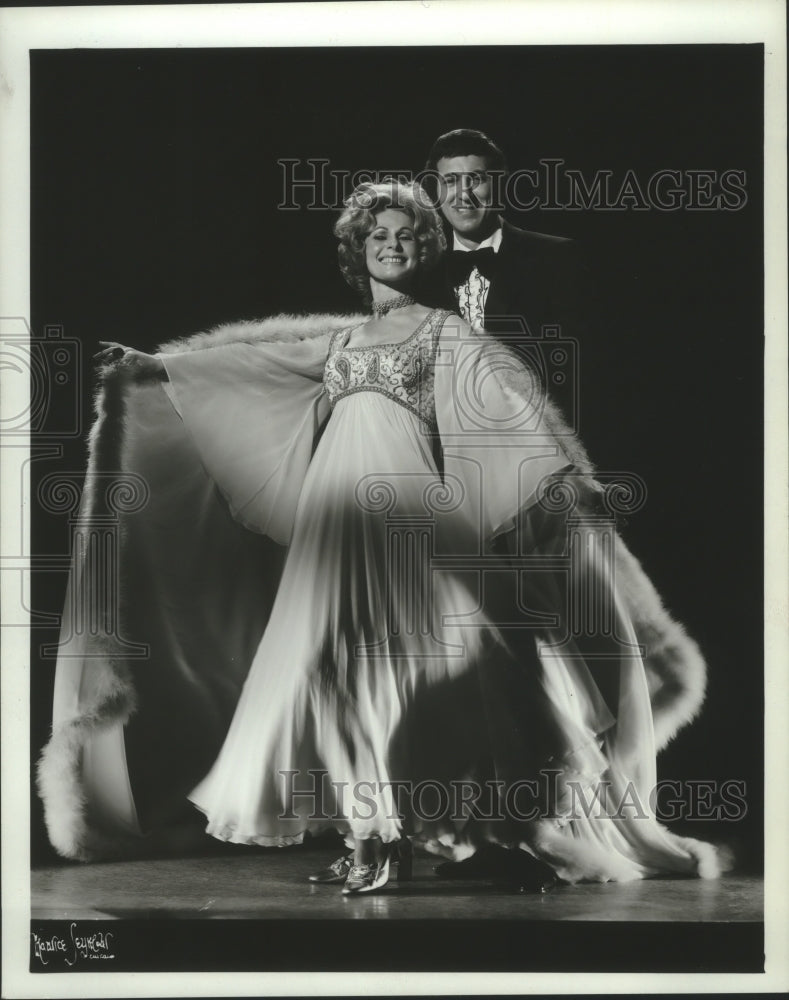 1972 Press Photo The Pollays, Lou & Jeriann, singers performing - Historic Images