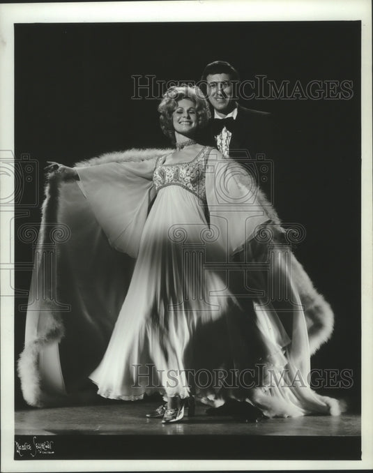 1972 Press Photo The Pollays, Lou & Jeriann, singers performing - Historic Images