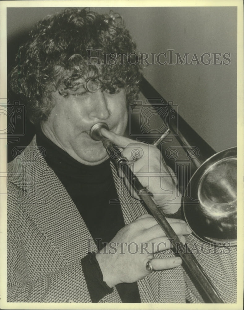 1983 Press Photo Trombonist Bill Porter playing his trombone - mjp31315-Historic Images