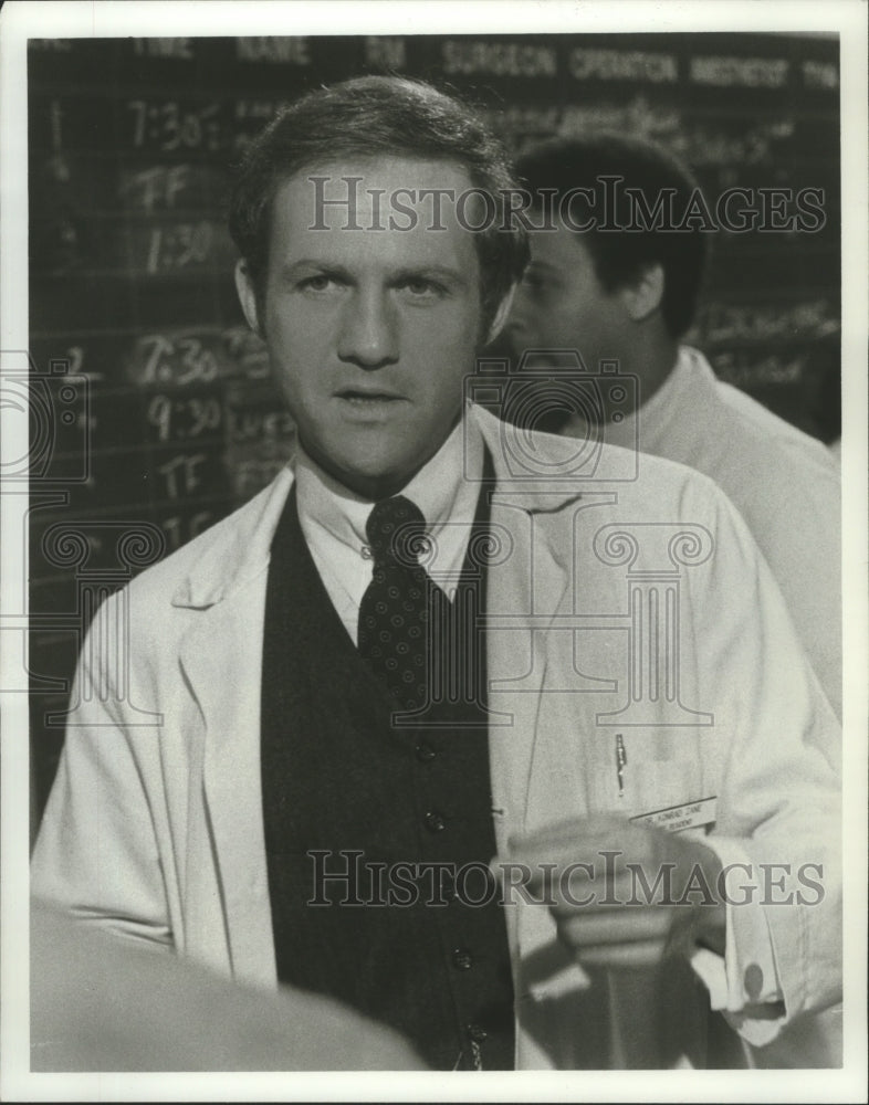 1975 Press Photo Lawrence Pressman, in The First 26 Hours of Dr. Durant- Historic Images