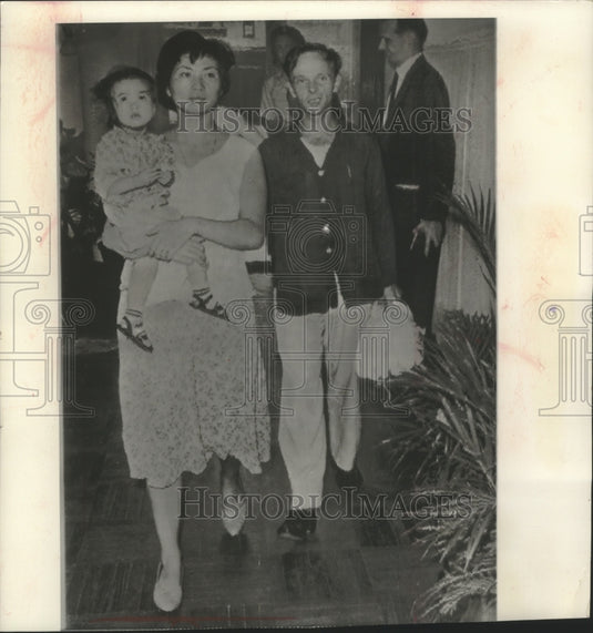 1963 Press Photo-Hong Kong-Scott L. Rush with wife Helen and child Betty Jean. - Historic Images