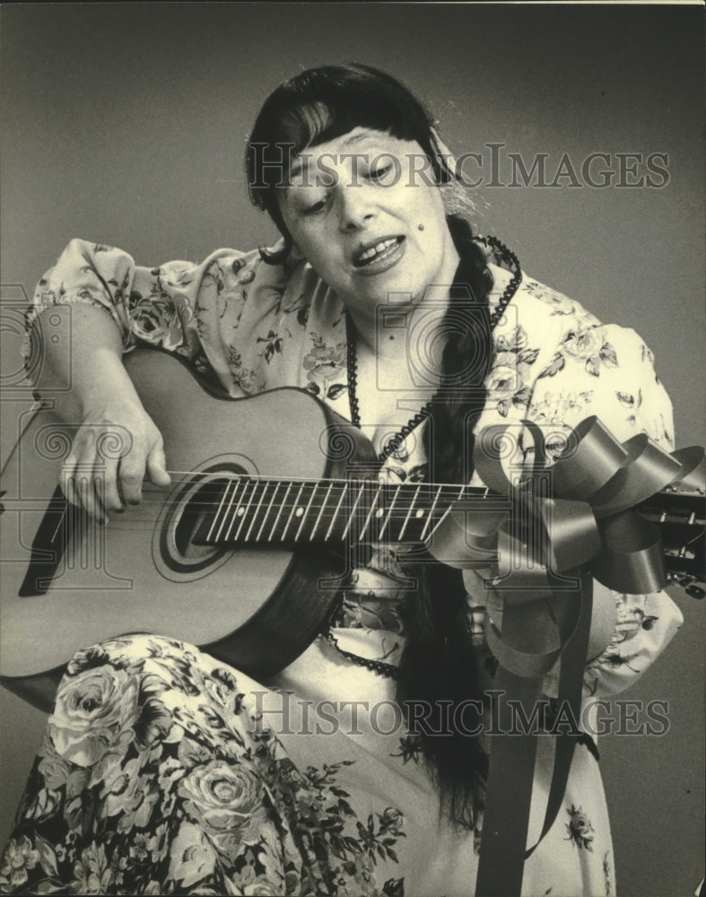 1980 Press Photo Maya Passer playing Russian gypsy guitar - mjp31671 - Historic Images