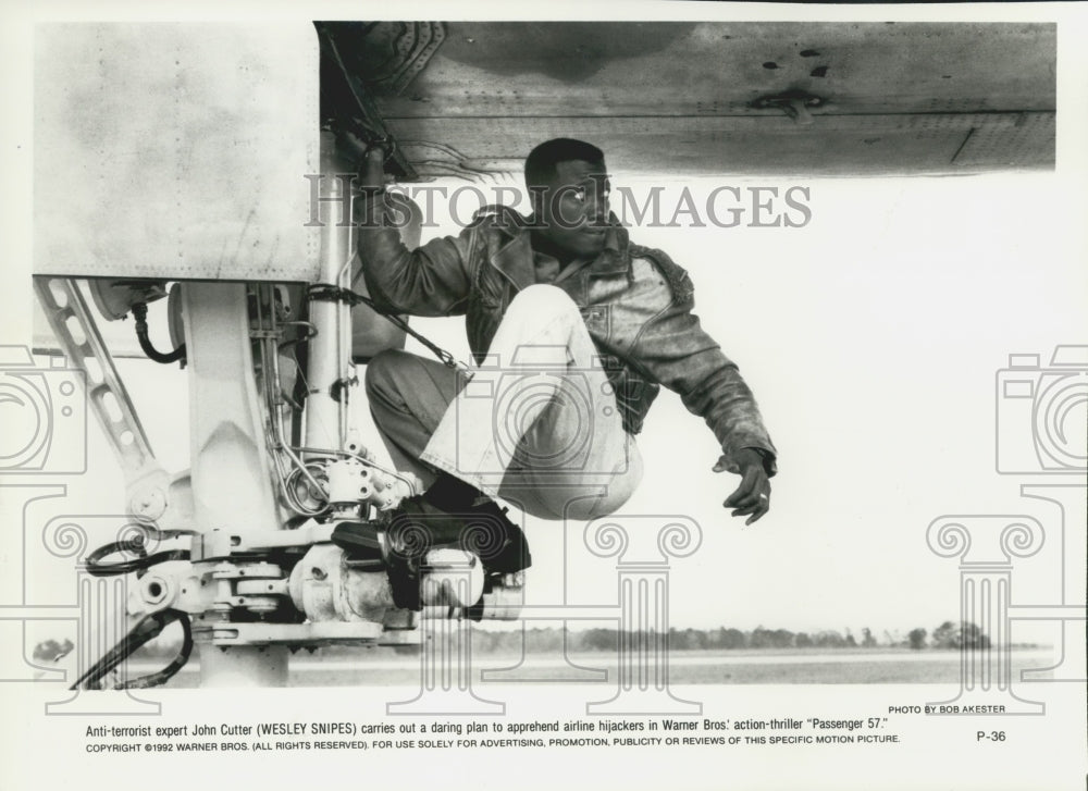1992, Actor Wesley Snipes In Scene From &#39;Passenger 57&#39; - mjp31695 - Historic Images