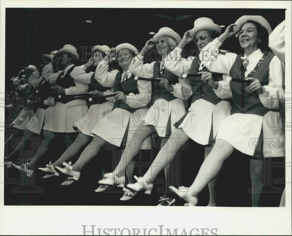 1989 Press Photo Members Of The Snappy Steppers Dance At Methodist Manor - Historic Images