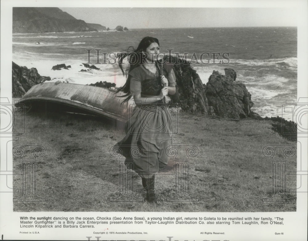 1975 Press Photo Actress Geo Anne Sosa In Scene From &#39;The Master Gunfighter&#39; - Historic Images