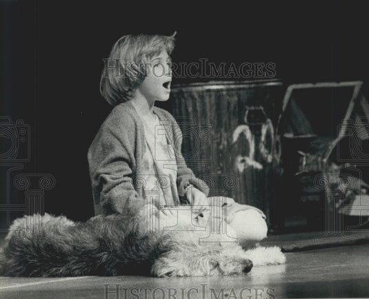 1980, Rosanne Sorrentino in "Annie" at the PAC - mjp31795 - Historic Images
