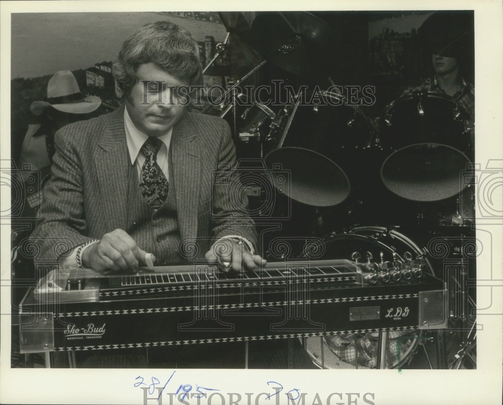 1981, Tom Schmidt plays the pedal steel guitar - mjp31806 - Historic Images
