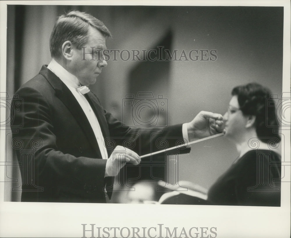 1964, Robert Shaw conducts music - mjp31809 - Historic Images