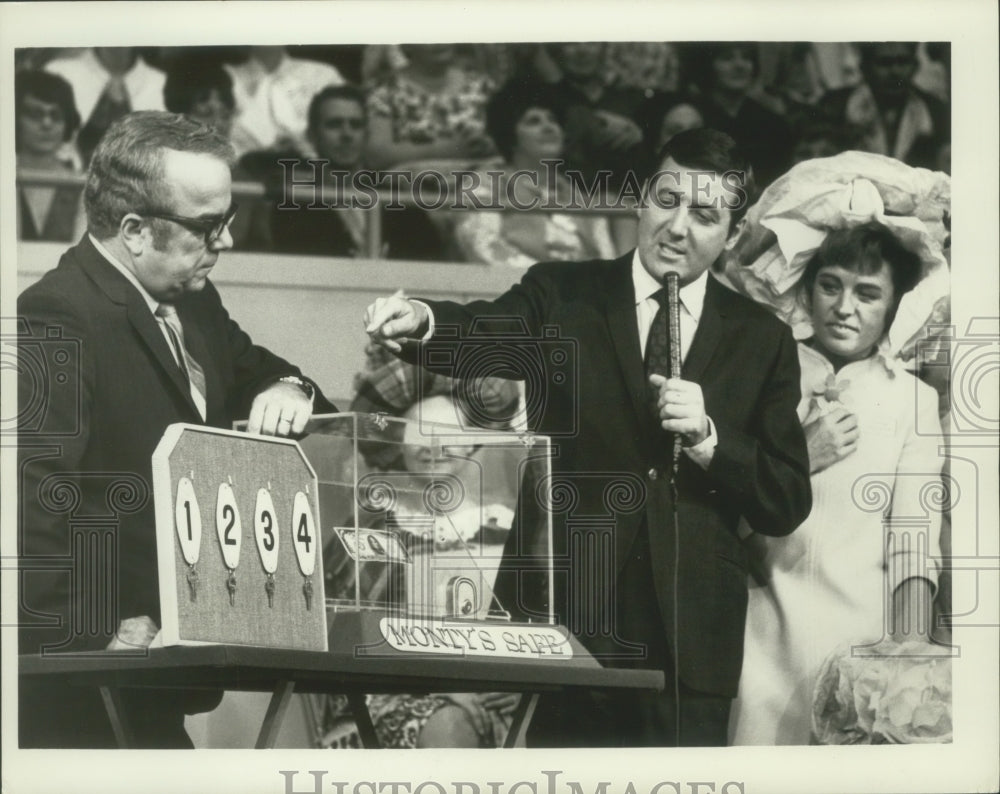 1971, Monty Hall host of &quot;Let&#39;s Make A Deal&quot; &amp; others - mjp32019 - Historic Images