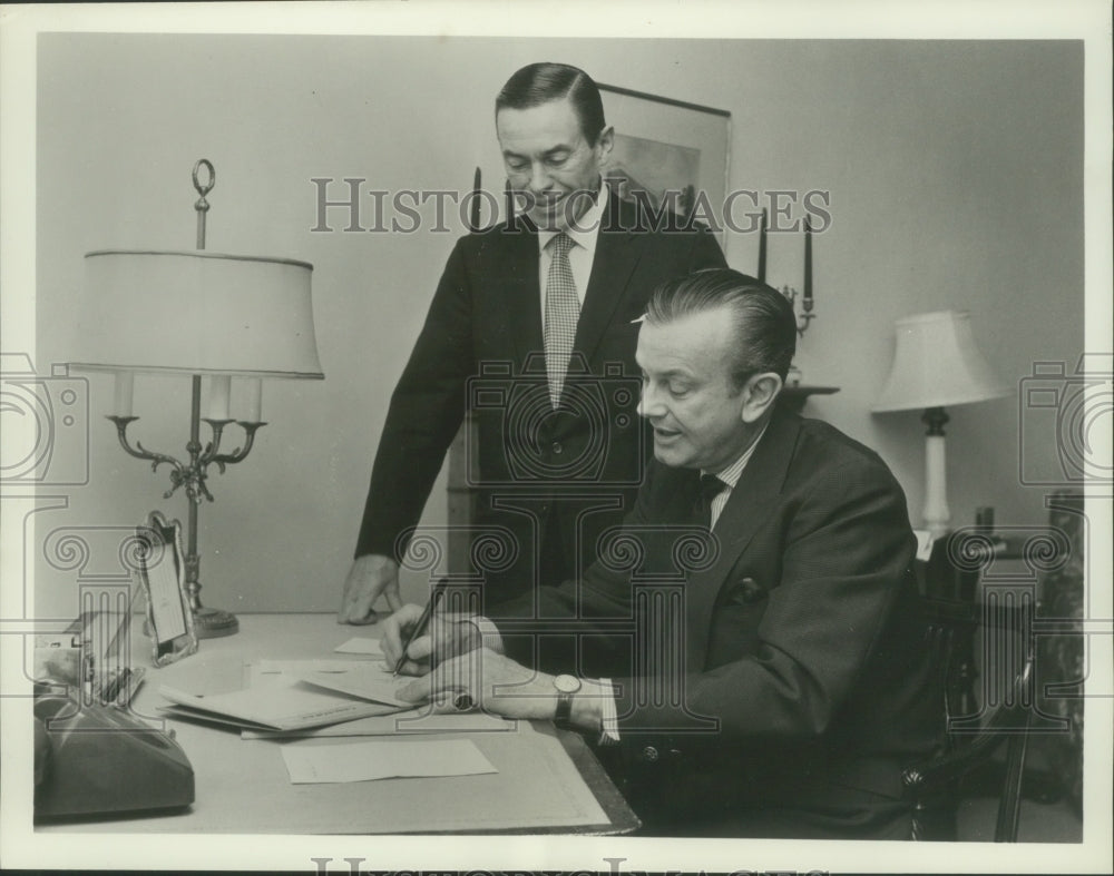 1966, Producer Hubbell Robinson &amp; Jack Paar sign a contract, London - Historic Images