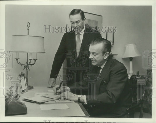 1966, Producer Hubbell Robinson & Jack Paar sign a contract, London - Historic Images