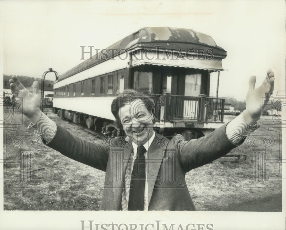 1976, Actor Richard Shull at his summer home in Warwick, New York - Historic Images