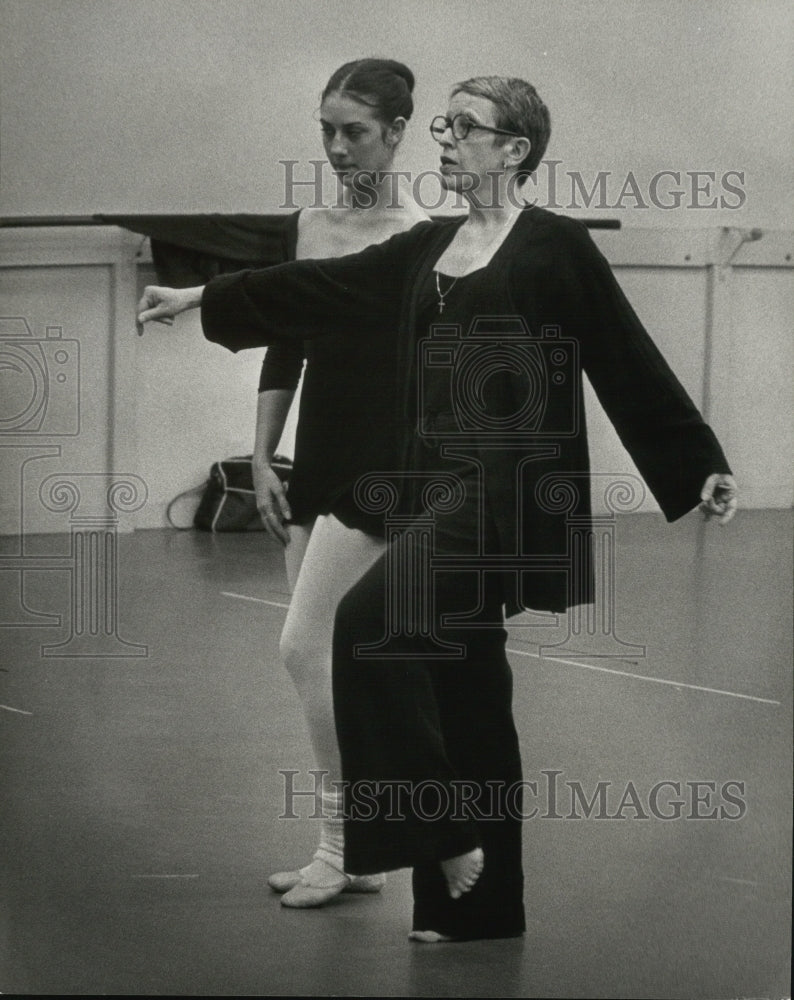 1977, Milwaukee Ballet Company's guest choreographer, Nancy Smith - Historic Images