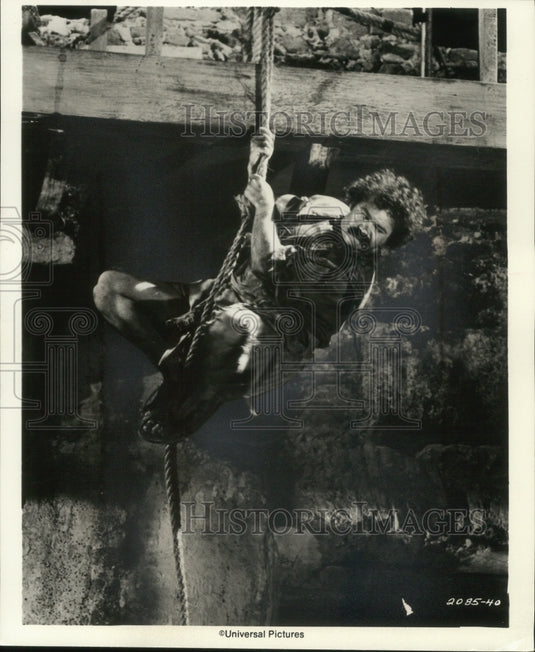 1976 Press Photo Actor Avery Schreiber Swings Into Action In 'Swashbuckler' - Historic Images