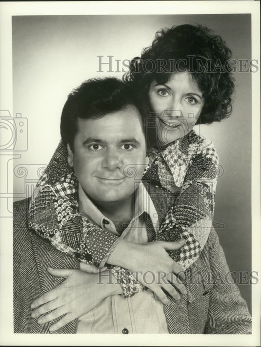 1975 Press Photo Paul Sorvino and Mitzi Hoag star in "We'll Get By," on CBS - Historic Images