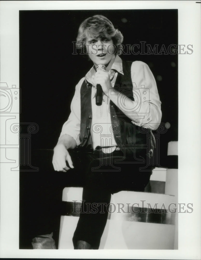 1982, United States Actor John Schneider singing on stage - mjp32446 - Historic Images