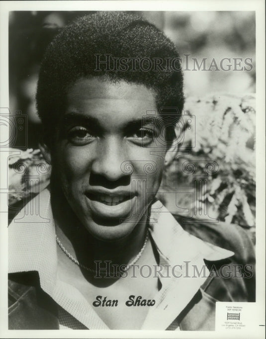 1980, American actor Stan Shaw poses with unbuttoned shirt & jacket - Historic Images